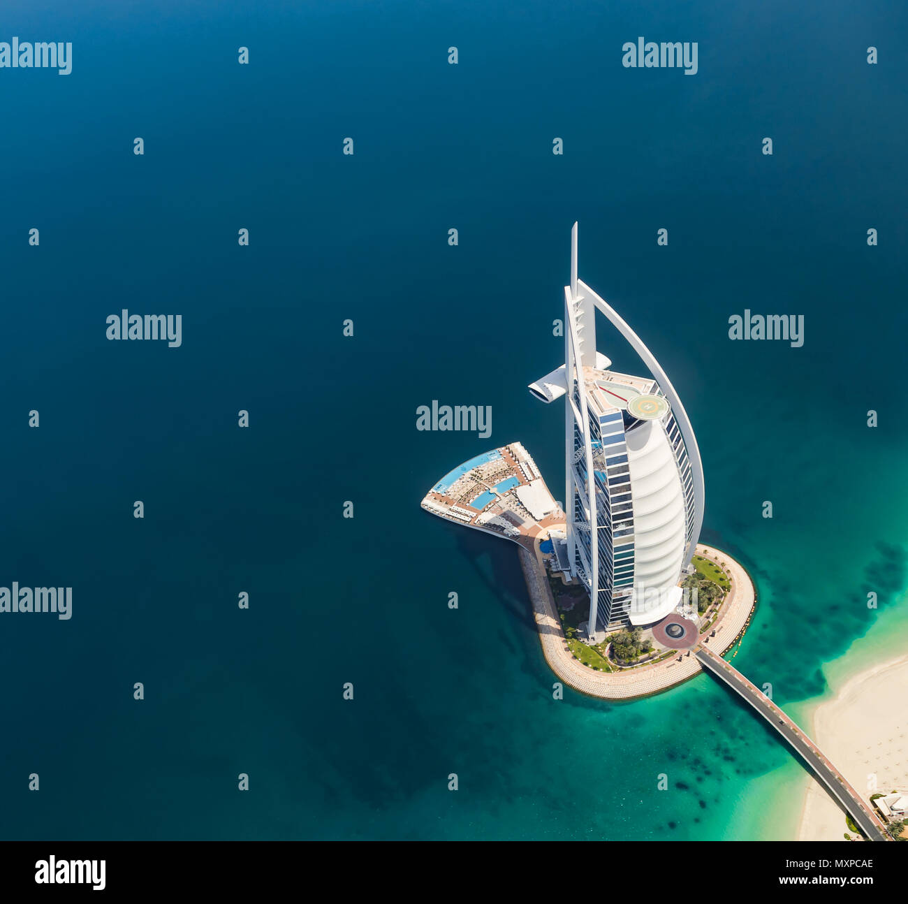 Dubaï, Émirats arabes unis - Mars 2018 : Vue aérienne de l'hôtel Burj Al Arab à Dubaï, l'un des plus hôtel de luxe dans le monde. Banque D'Images