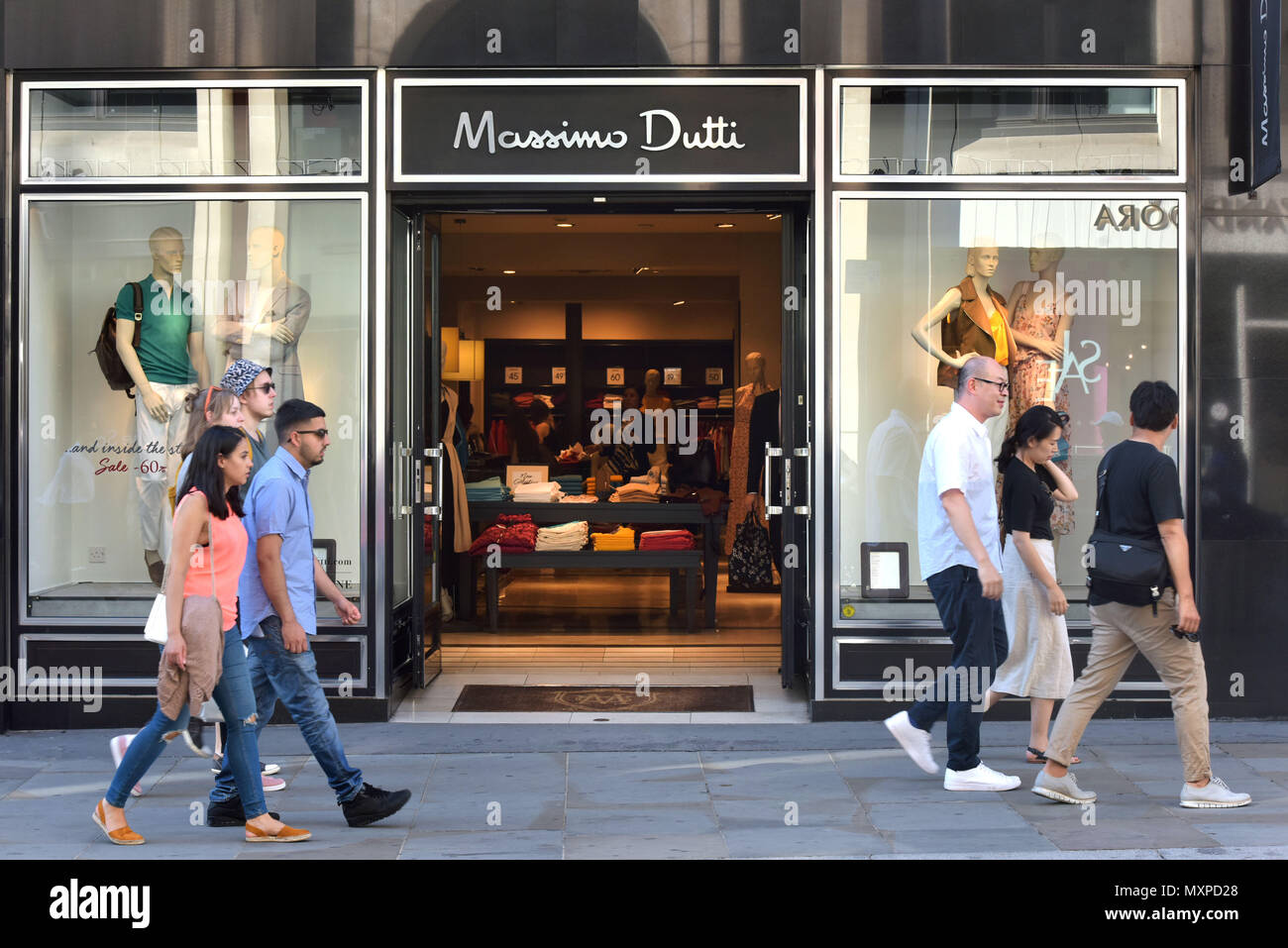 Les touristes et les acheteurs passent devant une succursale de Massimo  Dutti, le détaillant de vêtements pour femmes, appartenant à Inditex, à  Covent Garden, Londres Photo Stock - Alamy