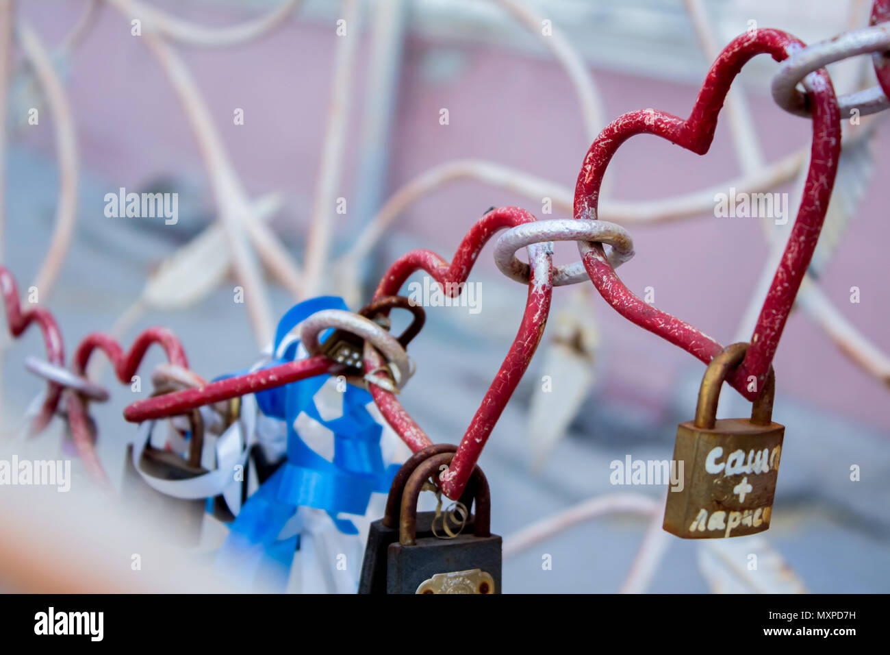 Cadenas d'amour en forme de coeur - belle journée de mariage personnalisé. Profondeur de champ, seul, unique, simple Banque D'Images