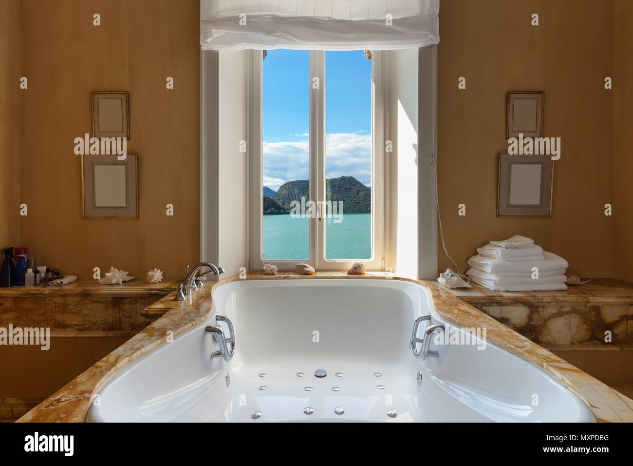 Intérieur d'un hôtel particulier de luxe, très belle salle de bains avec jacuzzi Banque D'Images
