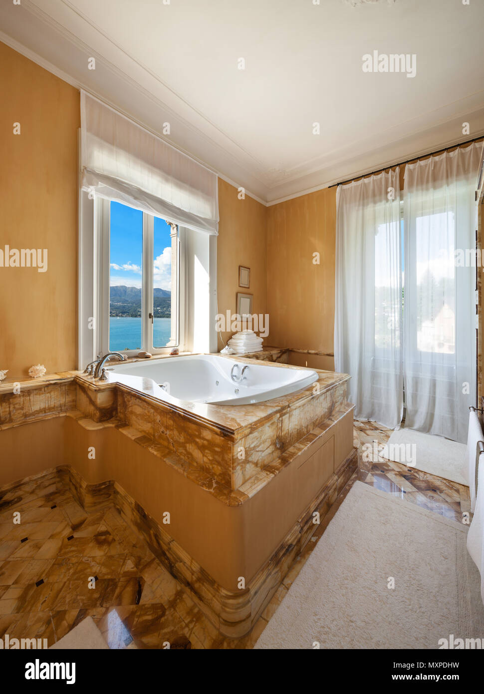 Intérieur d'un hôtel particulier de luxe, très belle salle de bains avec jacuzzi Banque D'Images