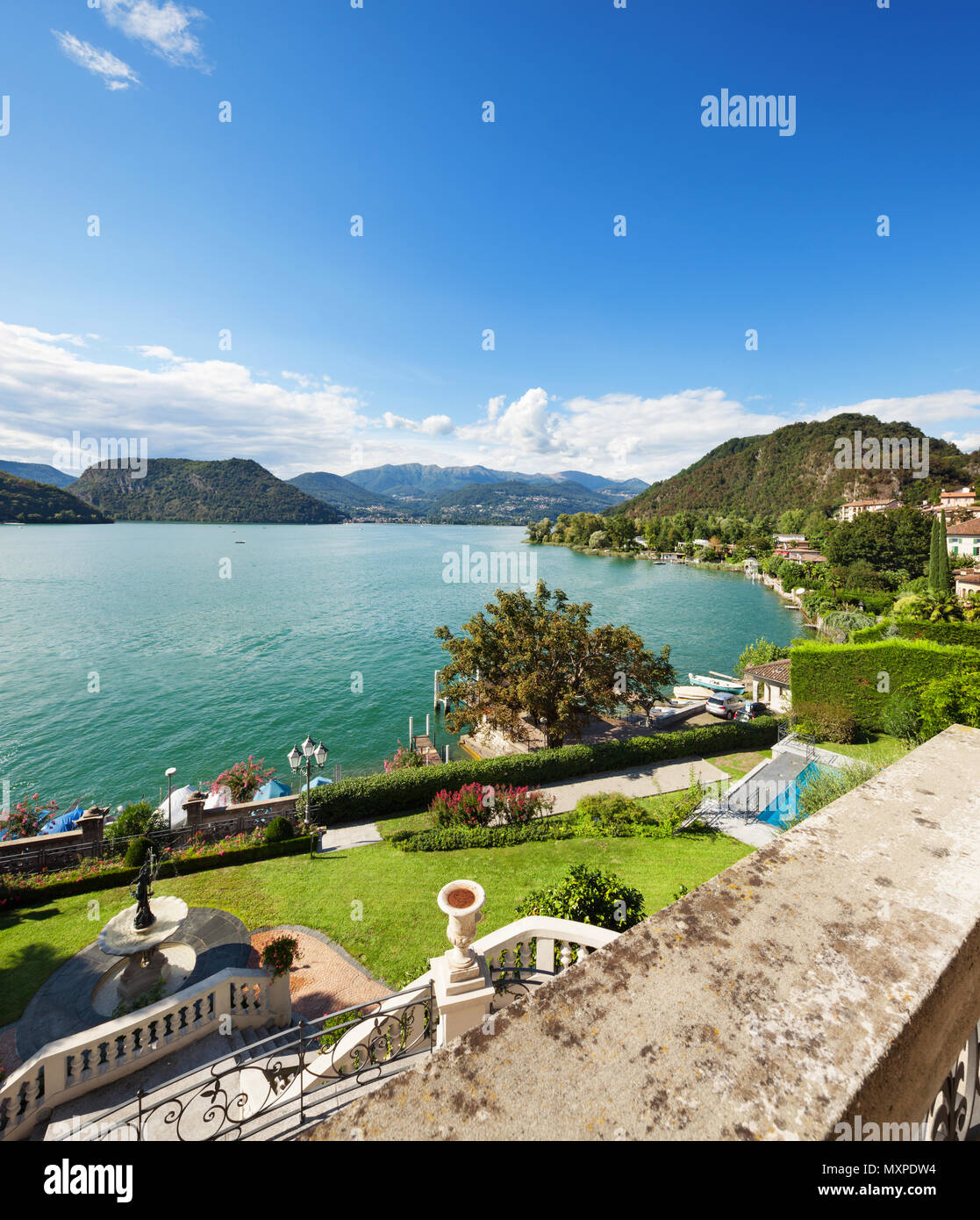 Classique avec vue sur le jardin, vue sur le lac depuis la terrasse Banque D'Images