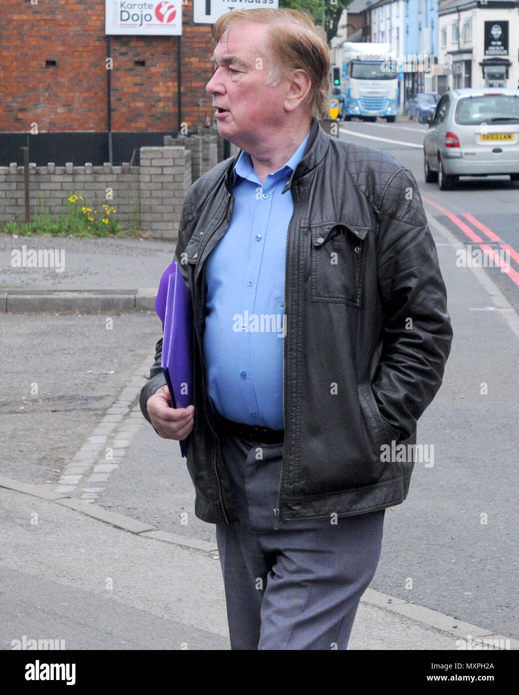 Pensionné David Hall, comme il arrive à Walsall Magistrates' Court, pour son procès après qu'il a envoyé des courriels racistes et menaçants à six députés, dont Mme Morgan, Dominic Grieve, David Lammy, Anna Soubry et Heidi Allen, dans le sillage d'un Brexit débat au parlement. Banque D'Images