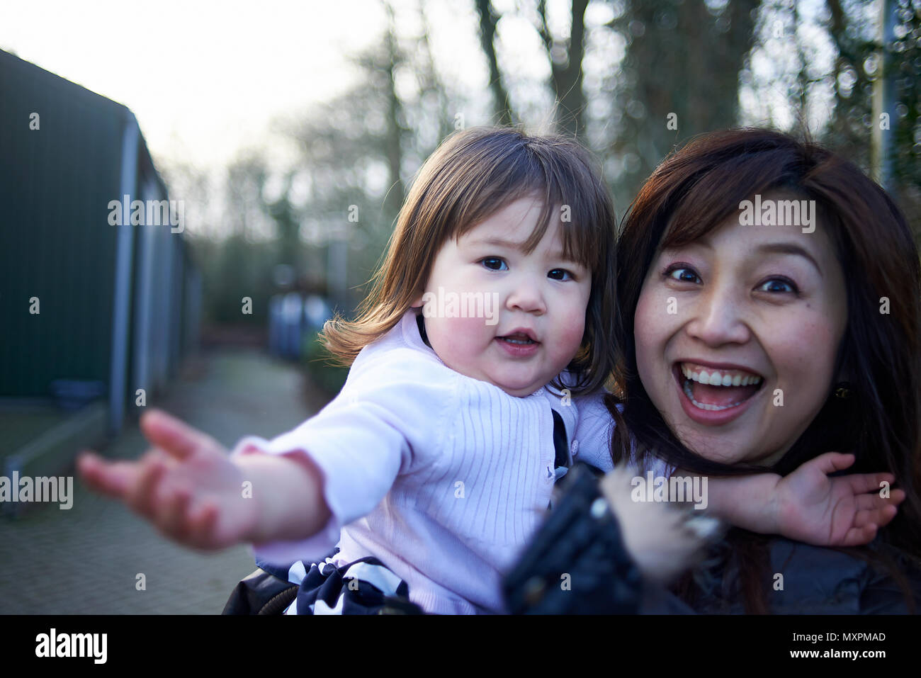 Portrait D Une Jeune Mere Japonaise Avec Son Bebe Dans Ses Bras A La Fois A La Recherche Plutot Excite Et Heureux Dans L Appareil Photo Photo Stock Alamy Portrait D Une Jeune Mere Japonaise Avec Son Bebe Dans Ses Bras A La Fois A La Recherche Plutot Excite Et Heureux Dans L Appareil Photo Photo Stock Alamy