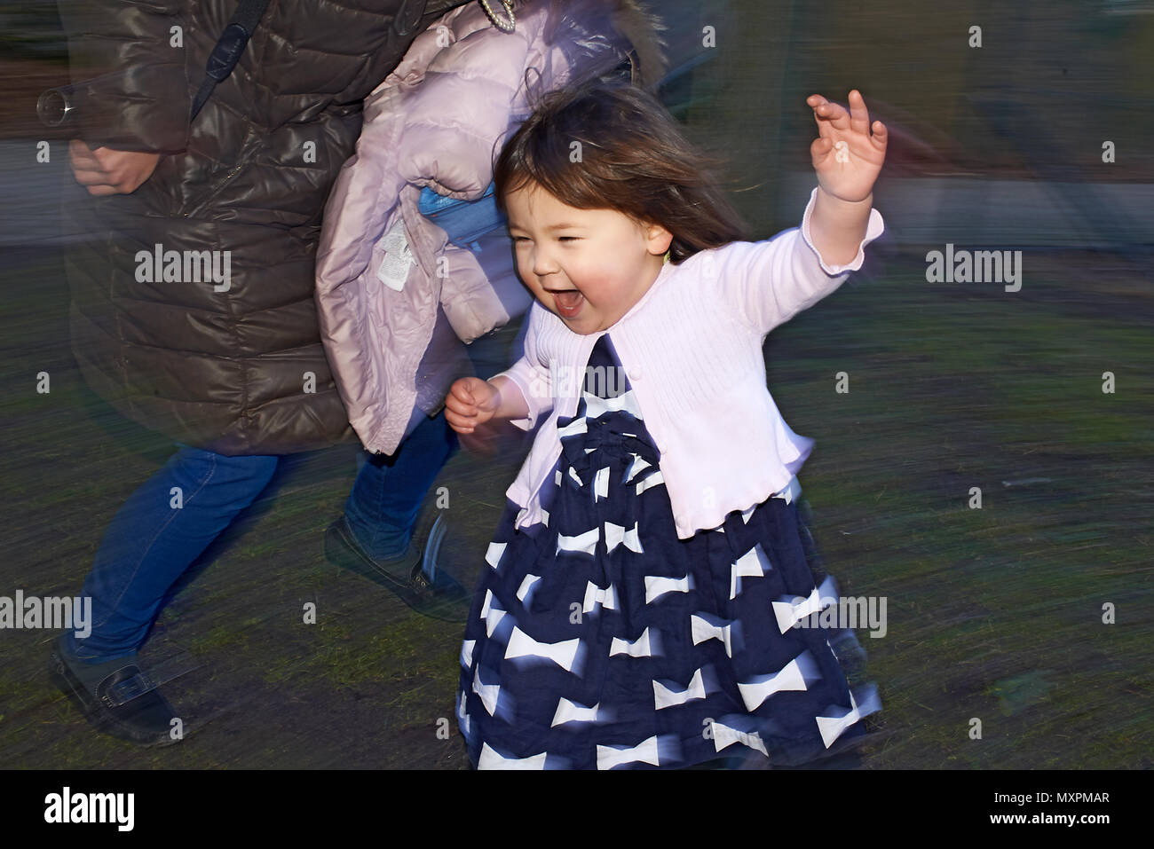 Petite Fille Courir Bebe Japonais Excite Dans Un Parc A Jouer Avec Sa Mere Et De La Famille Effet D Une Exposition Longue De Creer Du Mouvement Et Motion Photo Stock Alamy