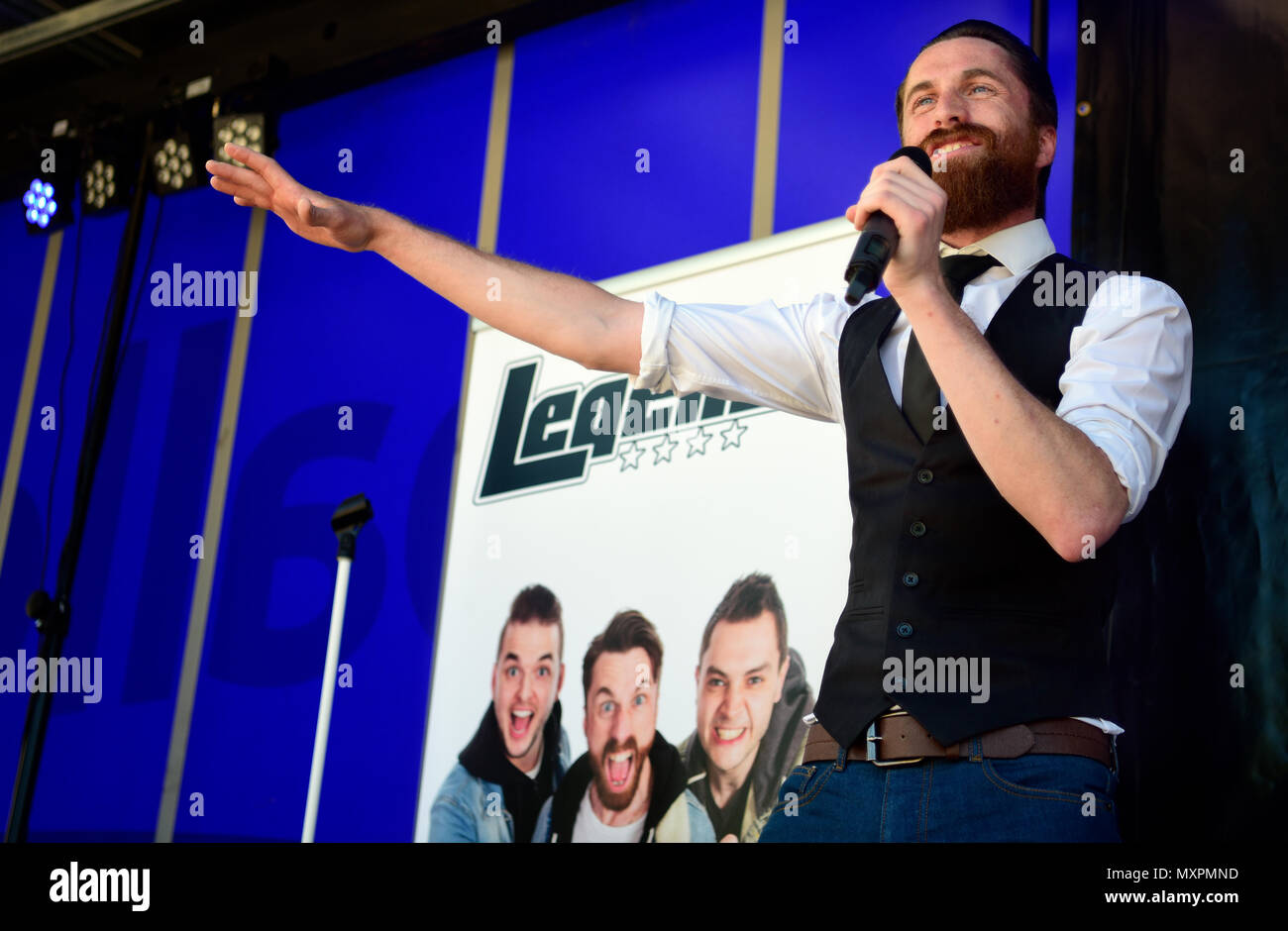 Légendes, un 3-pièces Boy Band Hommage à Petersfield Festival du printemps, la place, Petersfield, Hampshire, Royaume-Uni. Banque D'Images