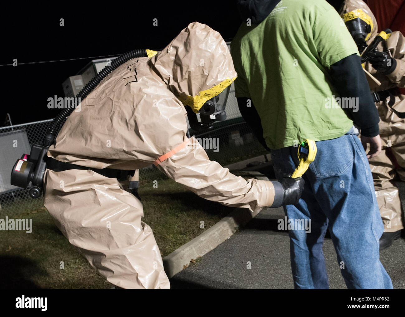 Membre du New York Fire Department's l'équipe de matières dangereuses teste un volontaire des vêtements pour d'infimes quantités de matière radioactive de guérison d'une formation conjointe avec l'événement de la 59e Compagnie CBRN de Ft Tambour, NY Le Fort Hamilton, NY, Dec 1, 2016. L'exercice clos un événement d'une semaine qui a réuni le FDNY, ville de New York, de l'Armée américaine au nord et la 59e Compagnie CBRN de former, de la pratique et valider les pratiques d'intervention d'urgence. (U.S. Air Force photo de Tech. Le Sgt. Joe Lois) Banque D'Images