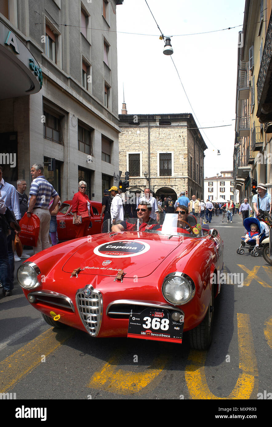 BRESCIA, ITALIE - une Alfa Romeo à la Mille Miglia de puncing,la célèbre course de voitures historiques Banque D'Images