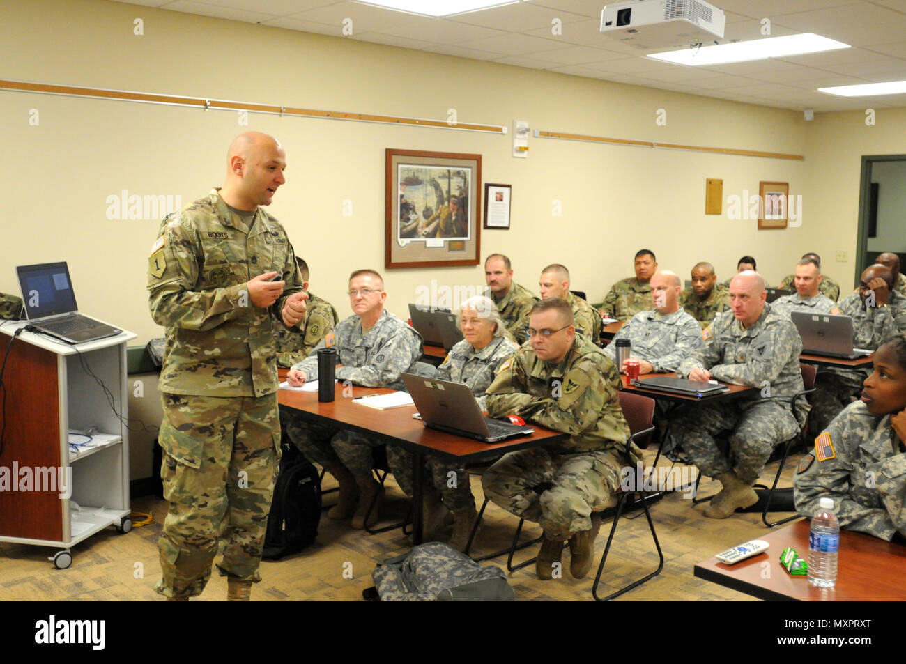 FORT McCOY, Wisconsin (30 novembre 2016) - Le Sgt. 1re classe David Bottes, debout, la tête Casualty Casualty/Notification formateur responsable de l'aide pour la 88e Commandement du soutien régional, parle à une classe de 30 soldats sur les fonctions d'un responsable de l'aide de dommages lors d'une séance de formation de trois jours au Fort McCoy, Wisconsin, le 30 novembre 2016. La classe sert à certifier Casualty Notification et agents d'aide aux victimes dans les 19 États de la région de la 88e le RSC. Banque D'Images