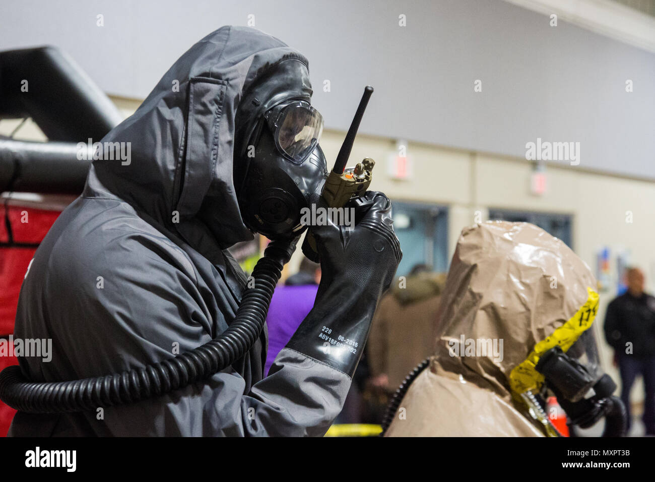 Soldat américain, affecté à la 59e Compagnie CBRN, 83e Bataillon CBRN, 48e Brigade CBRN, parler avec l'équipe des opérations de décontamination lors d'un exercice de présélection à Fort Hamilton, NEW YORK), le 1 décembre 2016. La Défense nationale La Force d'intervention CBRN (DCRF) soutien la formation est réalisée avec le New York Fire Department de l'équipe HAZMAT et la 59e Compagnie CBRN à New York, pour se préparer à des situations potentiellement dangereuses, et de valider les capacités des organismes d'intervention fédéral et pour sélectionner, utiliser et faire fonctionner l'équipement de protection personnelle. (U.S. Photo de l'armée par la CPS. Victor Perez Vargas) Banque D'Images