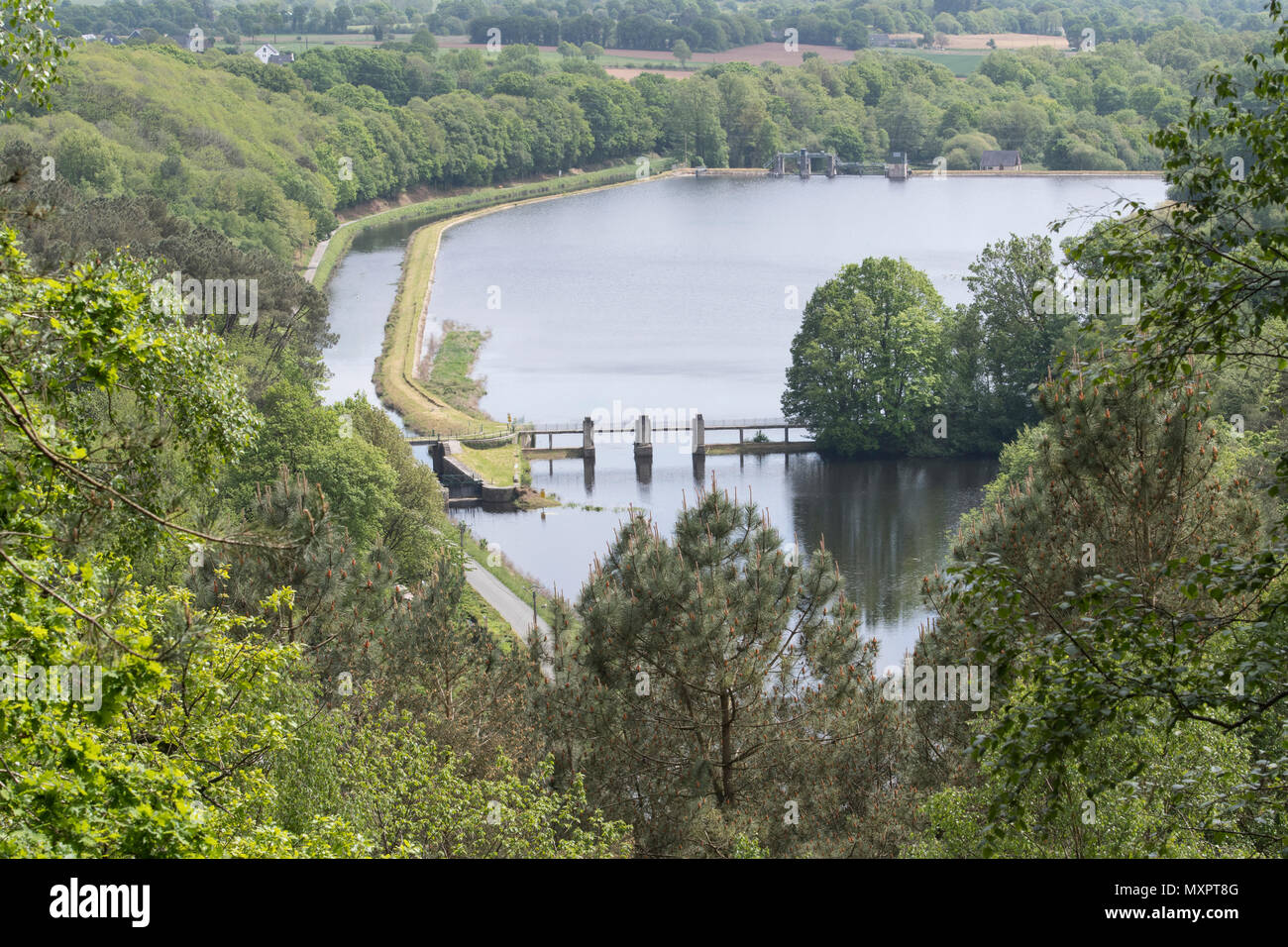 Canal de Nantes à Brest (à gauche) et l'exécuter à partir du lac de