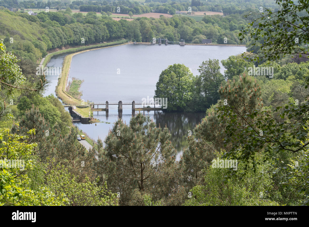 Canal de Nantes à Brest (à gauche) et l'exécuter à partir du lac de Guerlédan barrage, mûr-de-Bretagne, Côtes-d'Armor, Bretagne, France. Banque D'Images