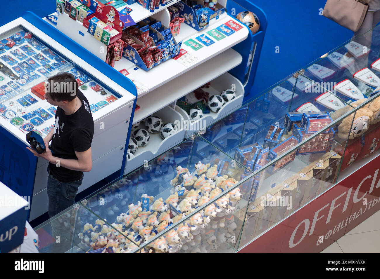 SAINT PETERSBURG, RUSSIE - 06 juin, 2018 : les produits officiels de la Coupe du monde. Saint-pétersbourg Russie Banque D'Images