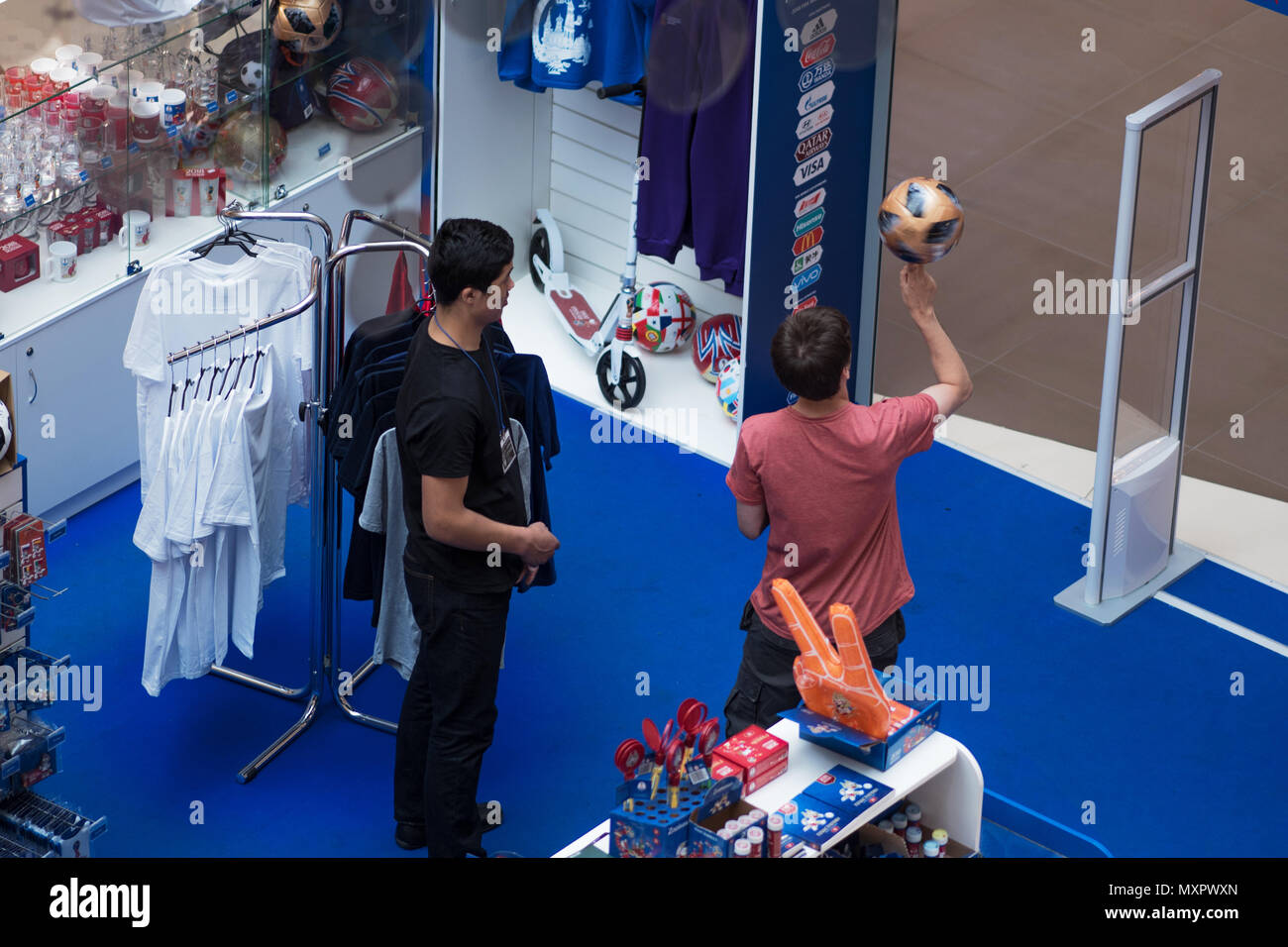 SAINT PETERSBURG, RUSSIE - 06 juin, 2018 : les produits officiels de la Coupe du monde. Saint-pétersbourg Russie Banque D'Images