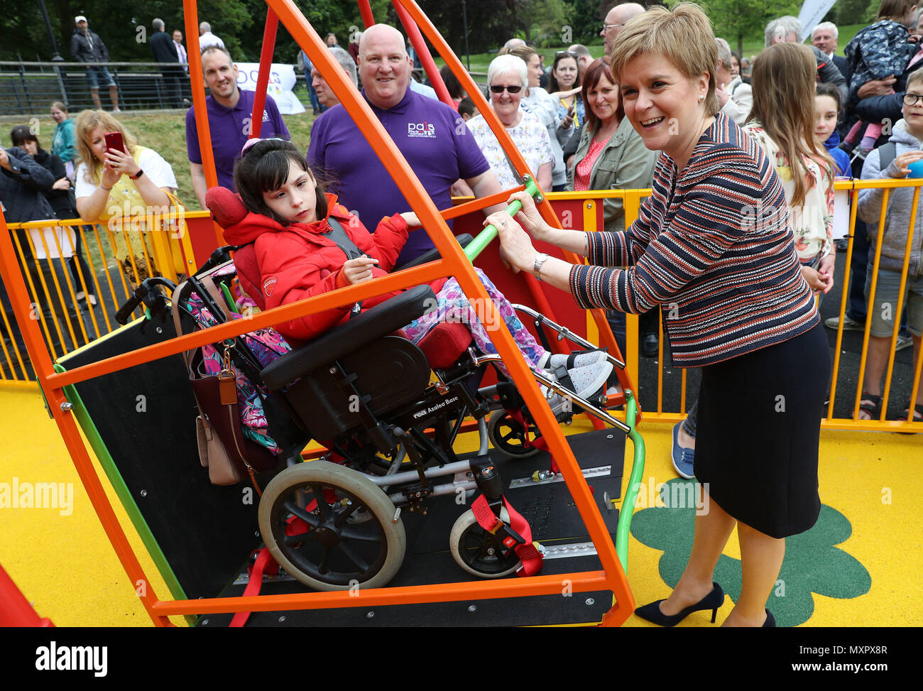 La première ministre Nicola Sturgeon pousse Colette Duffy,12,de Dunfermline sur une balançoire alors qu'elle a officiellement ouvert Play comme un parc de jeu écossais entièrement inclusif au parc Pittencieff à Dunfermline. Banque D'Images