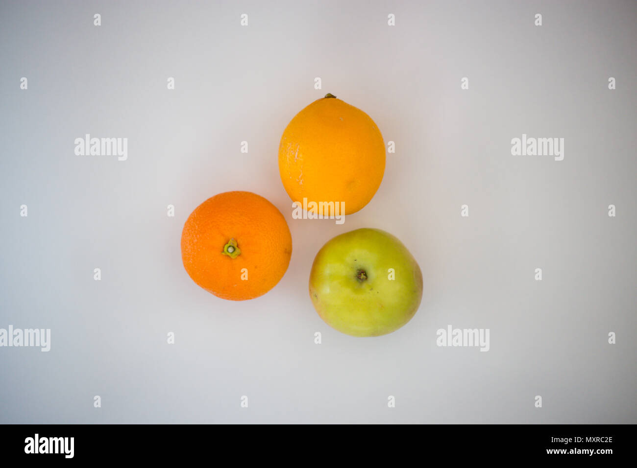 Pomme, orange, citron, sur un fond blanc, la vie saine, les vitamines, les fruits Banque D'Images