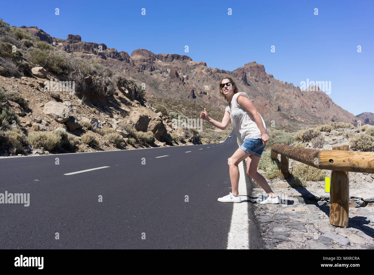 L'attelage d'une femme la vie sur une route montagneuse Banque D'Images