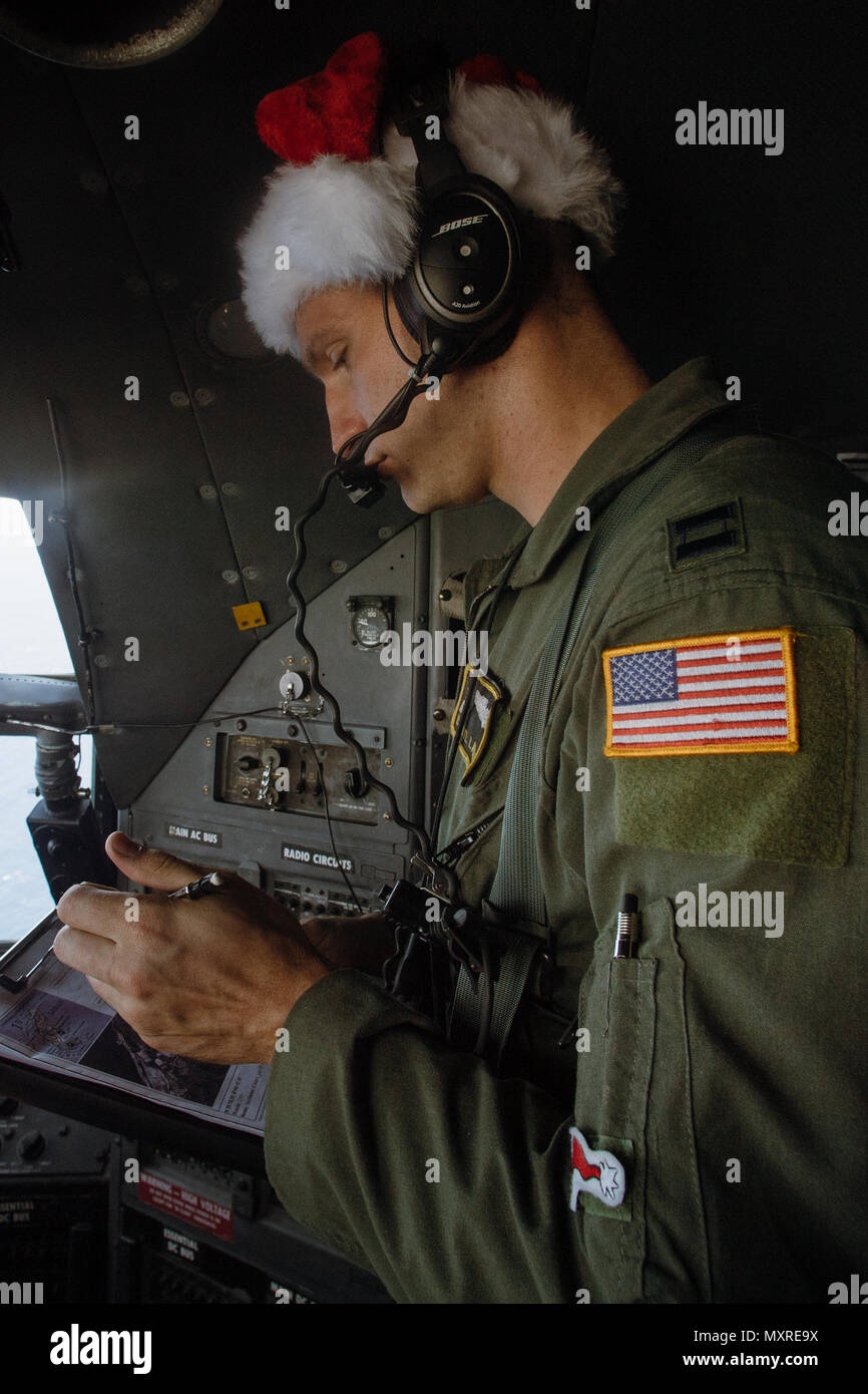 Le Capitaine Darryl Lawlor, 36e Escadron de transport aérien C-130 Hercules, Navigator vérifie une carte lors de l'opération goutte au cours de noël îles micronésiennes à distance, 5 décembre 2016. Les équipages australiens et japonais aux États-Unis s'est joint à l'exécution des aviateurs de l'aide humanitaire et des secours en cas d'événement de formation des équipages de C-130 effectuer à faible coût et à faible altitude des parachutages de zones de dépôt, tout en offrant des fournitures essentielles à 56 îles. (U.S. Photo de l'Armée de l'air par la Haute Airman Delano Scott/libérés) Banque D'Images