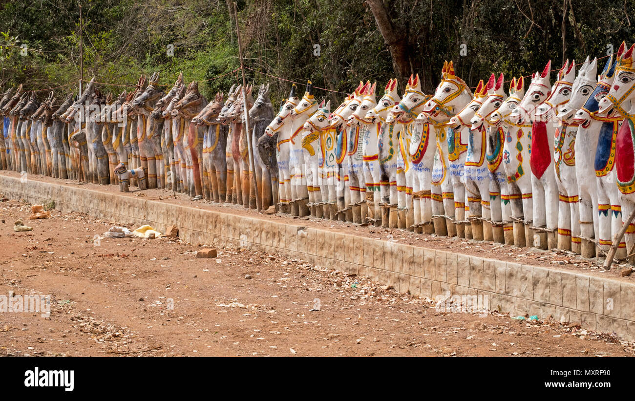 Les chevaux d'argile assemblés en hommage au dieu hindou Ayyanar entourant le temple à Pallathur Andavar Solai au Tamil Nadu, Inde Banque D'Images