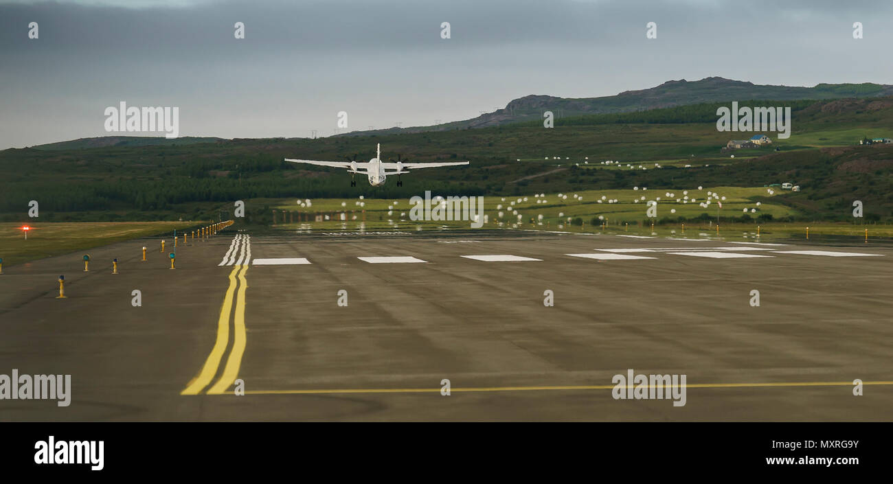Avion au décollage à l'aéroport d'Egilsstadir, l'Est de l'Islande Banque D'Images