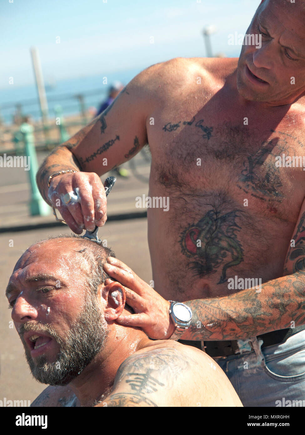 Lors d'une réunion de skinhead à Brighton un homme a sa tête rasée Banque D'Images