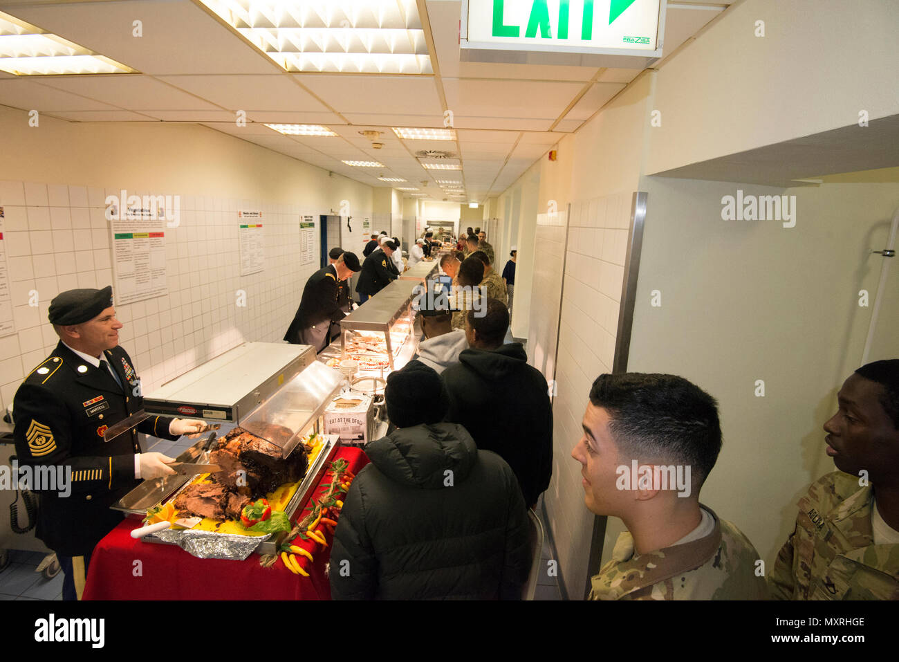 Les soldats et les membres de la famille ont assisté à la célébration de l'action de grâce le déjeuner à Les Ailes de la victoire de la salle à manger, Katterbach Kaserne, Ansbach, Allemagne, le 23 novembre 2016. (U.S. Photo de l'armée par Georgios Moumoulidis, TSC Ansbach/relâché). Banque D'Images