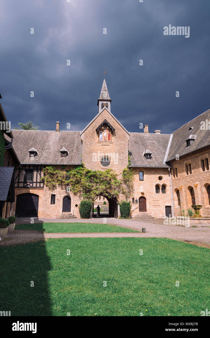 ORVAL, BELGIQUE - Mai 2018 : Entrée de la célèbre abbaye d'Orval en Belgique. Banque D'Images
