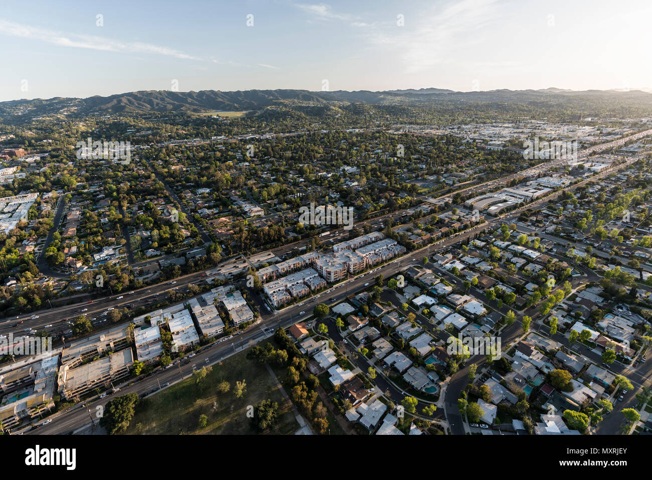 Vue aérienne de San Fernando Valley autoroute 101 et maisons dans le quartier d'Encino à Los Angeles, en Californie. Banque D'Images