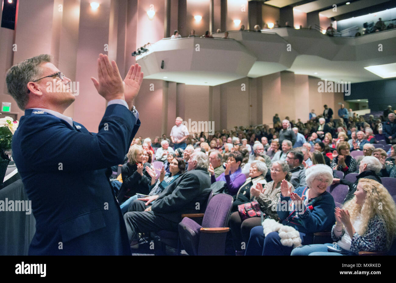 La direction de l’US Air Force a participé à la performance de l’USAF Band of the Golden West au Yountville Veteran’s Home, Californie, 5 décembre 2016. La série annuelle de concerts du groupe comprenait six spectacles en six jours dans cinq salles, divertissant plus de 10 000 spectateurs. Le programme comportait des ensembles musicaux, des marches et des spectacles vocaux, un soutien moral, un engagement communautaire, esprit des fêtes et reconnaissance des vétérans et du personnel de l'US Air Force. Banque D'Images