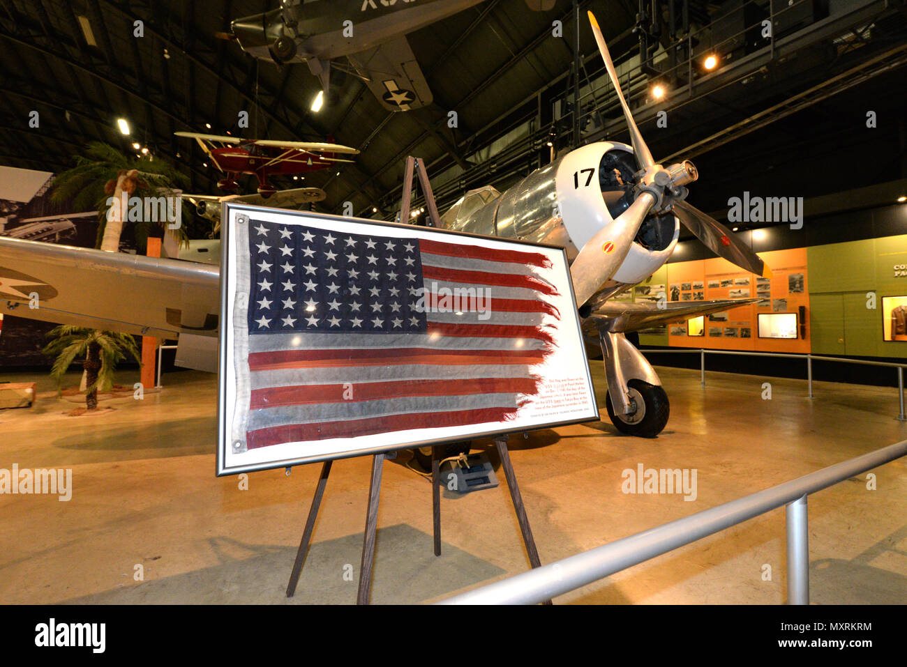 Le drapeau qui flottait sur l'USS St Louis au cours de la 7 décembre 1941 attaque surprise japonaise sur Pearl Harbor est exposé au National Museum of the United States Air Force le 7 décembre 2016. L'affichage de l'heure commémore le 75e anniversaire de la "journée qui vivra dans l'infamie,' qui a marqué la participation des États-Unis dans la seconde guerre mondiale. (U.S. Air Force photo par Al clair) Banque D'Images