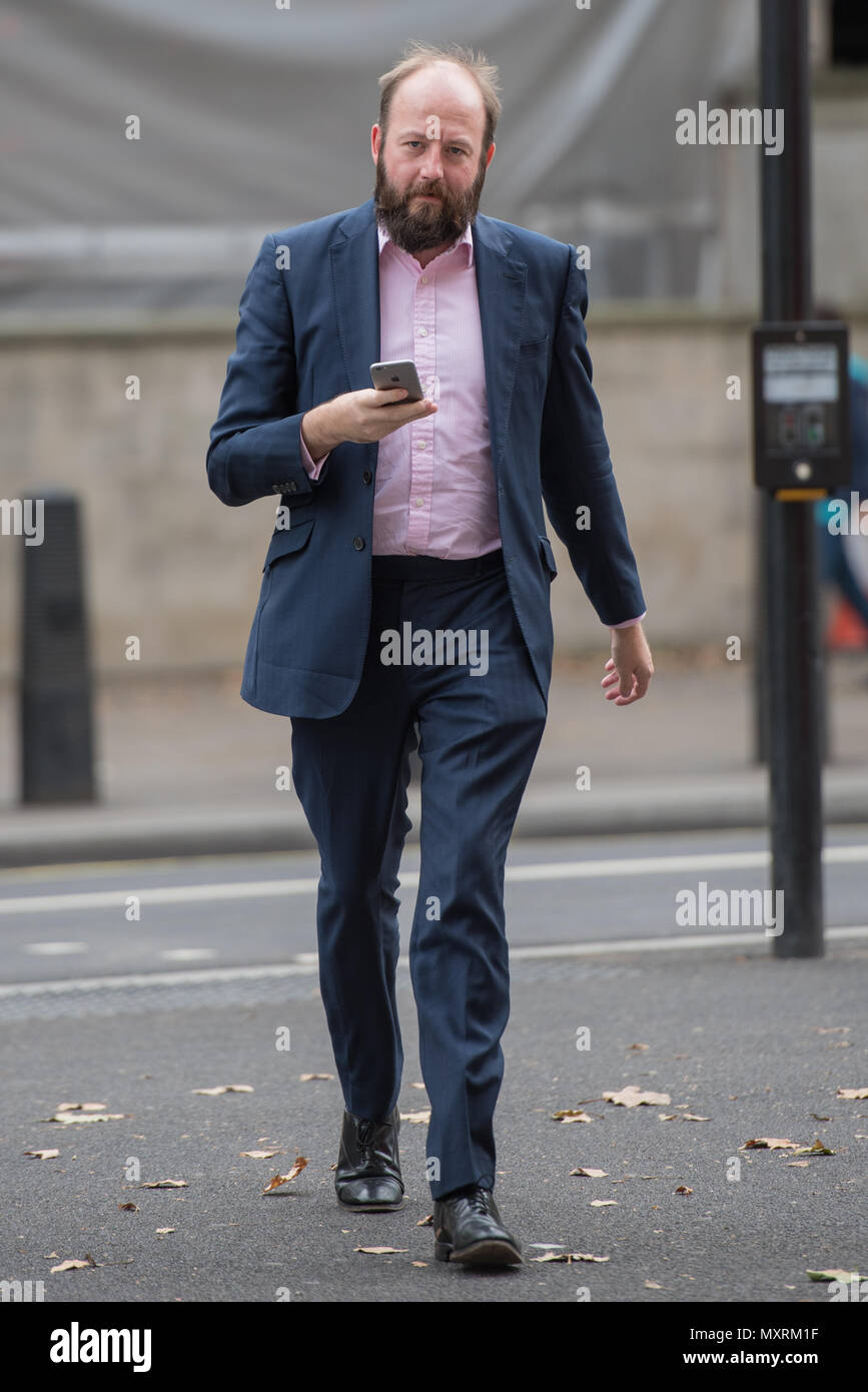 Downing Street, London, UK. Le 26 septembre 2016. Nick Timothy, Downing Street, chef d'état-major interarmées, arrive à Downing Street. Les principaux ministres sont gr Banque D'Images