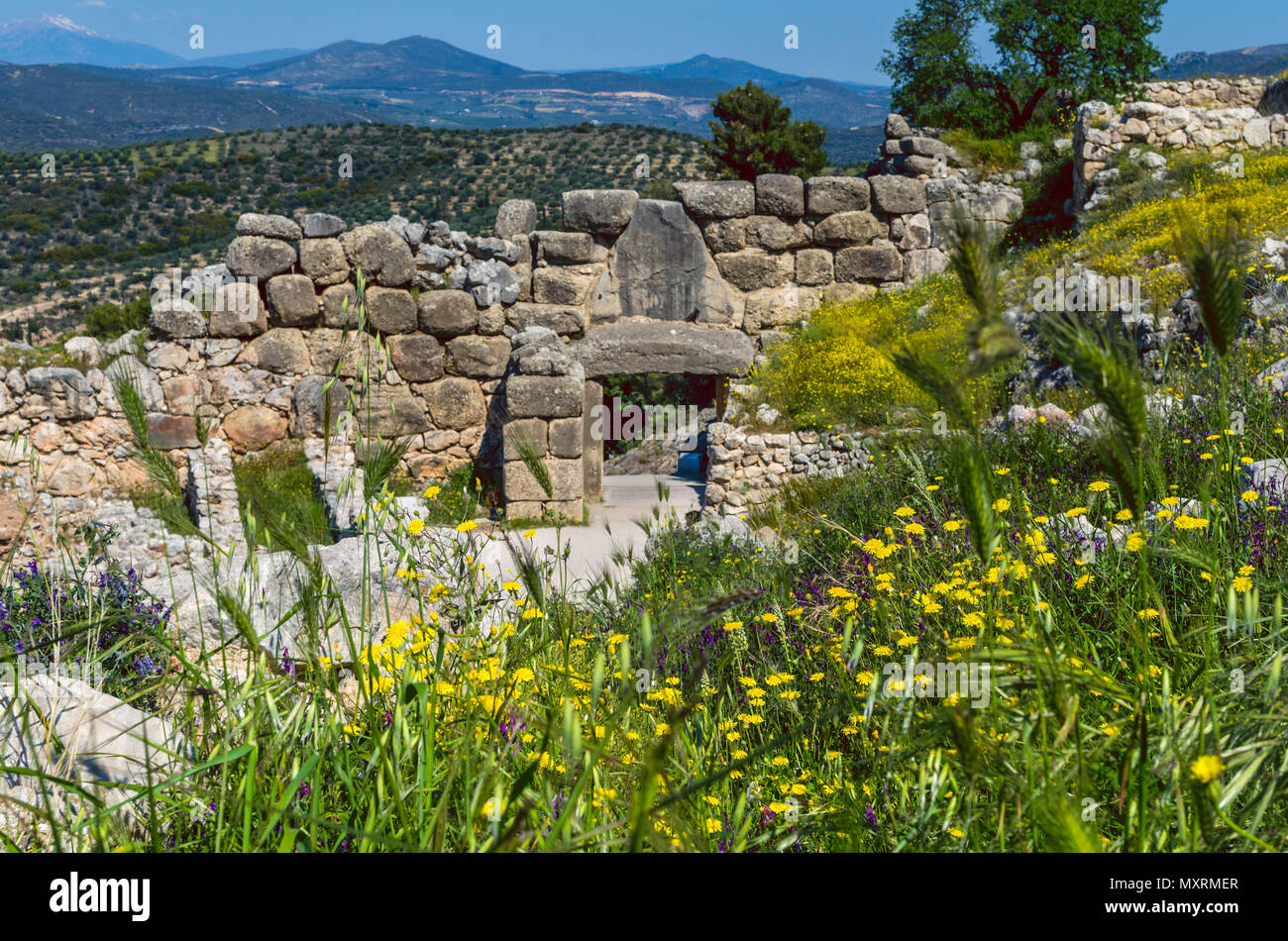 Mikines Grèce - une vue sur le Lion Gate - l'entrée principale de l'âge du bronze de la citadelle de Mycènes Banque D'Images