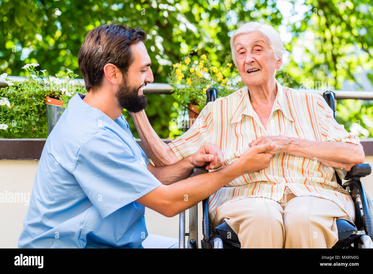 Geriatric nurse holding main de vieille femme au rest home Banque D'Images