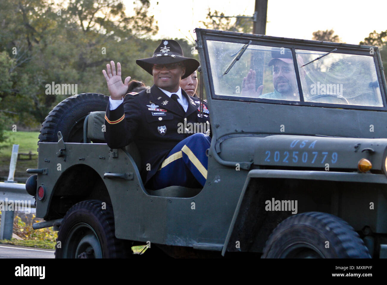 Le lieutenant-colonel Robin Montgomery, la 3e Cav. Regt. "Brave Rifles" station d'accueil du commandant de la mission, les vagues aux spectateurs dans une ère de la DEUXIÈME GUERRE MONDIALE Au cours de la Jeep Willys Salado Parade de Noël le 1er décembre 2016. Montgomery a été le grand prévôt militaire pour la parade. (Photo par le sergent. Tomora Clark Cav 3d. Regt. NCOIC Affaires publiques) Banque D'Images