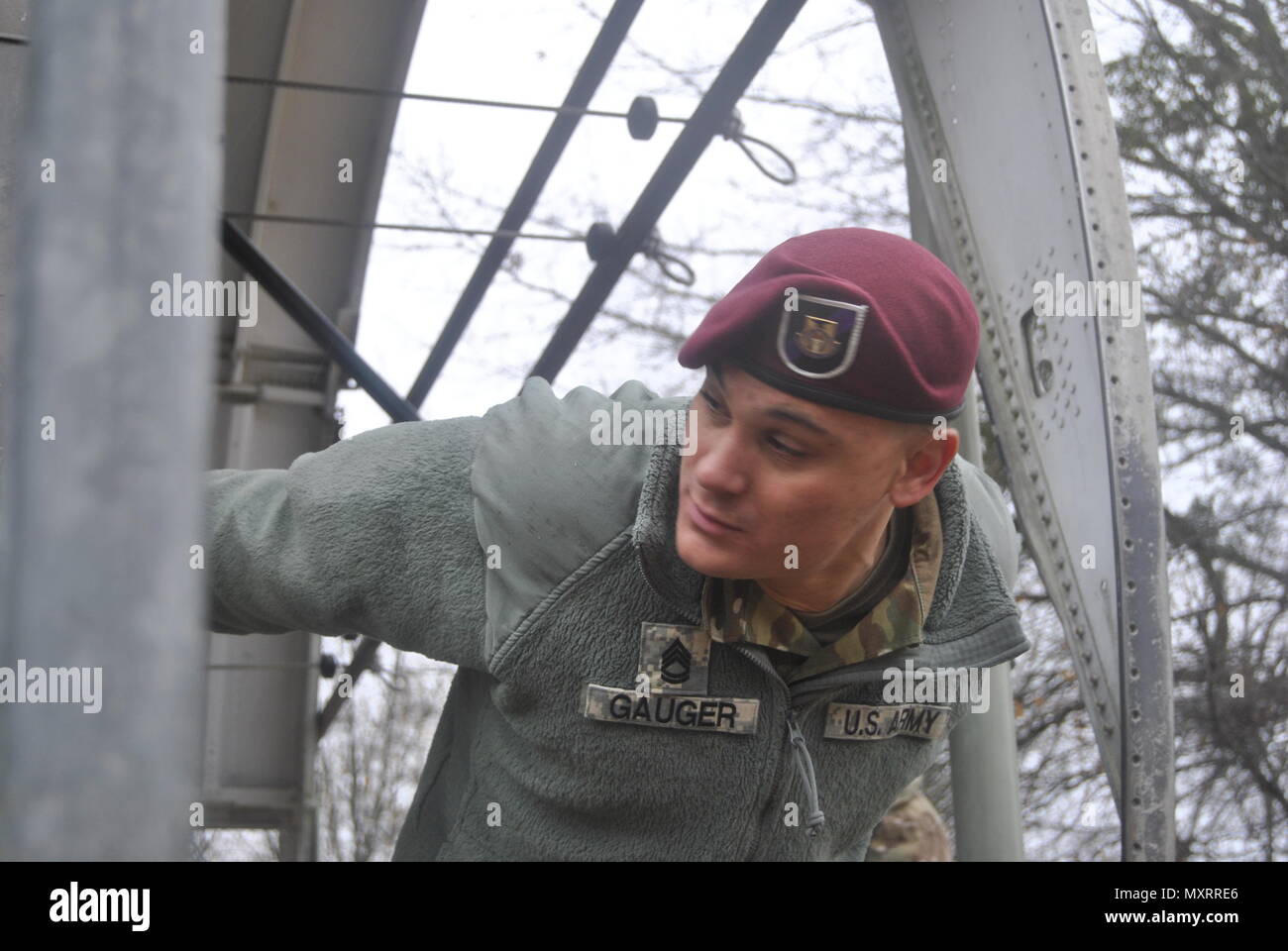 Le Sgt. 1re classe Christopher L. Gauger, 412e Bataillon des affaires civiles, exécute les fonctions de saut avant l'exploitation, à la chute du jouet 82nd Airborne Division aéroportée de l'avance sur l'école, Fort Bragg, NC, le 6 décembre 2016. Jouet opération Drop est une formation collective et opération aéroportée menée par les États-Unis et pays partenaire jump masters. Cette année, huit nations effectuera les opérations aéroportées du 8 décembre à décembre 16, 2016. Gauger est de Columbus, Ohio. (U.S. Photo de l'armée par la CPS. Jesse L. Artis Jr.) Banque D'Images