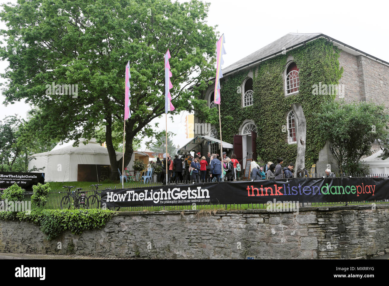 Comment la lumière se met en scène lors de l'extérieur de la bannière le Hay Festival à Hay-on-Wye ville HowtheLightGetsIn fringe Festival 2018 galles KATHY DEWITT Banque D'Images