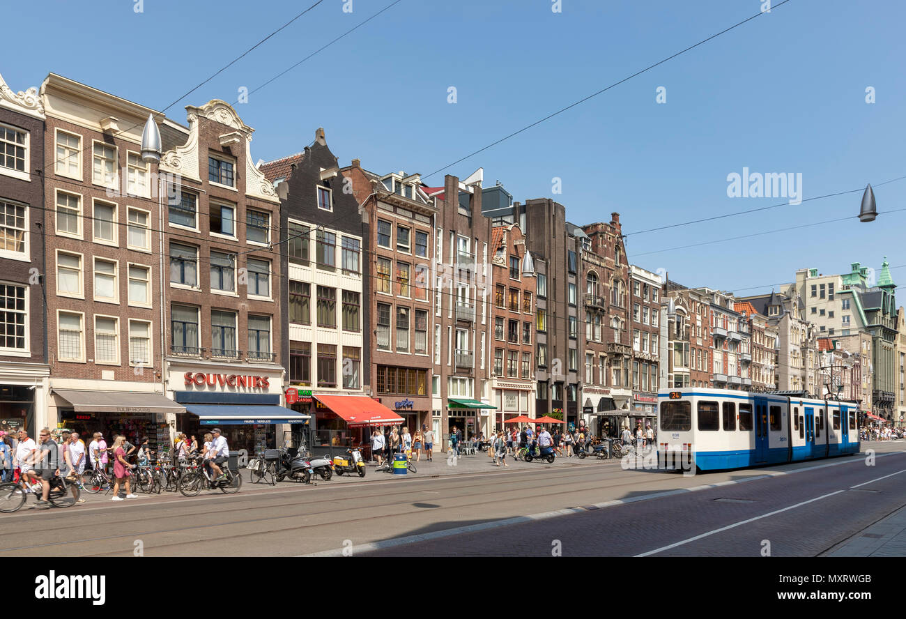 AMSTERDAM, Pays-Bas - le 27 mai : vélo et marcher sur la rue Damrak le 27 mai 2018 à Amsterdam, Pays-Bas. La rue Damrak est le plus rue animée de la ville. Banque D'Images