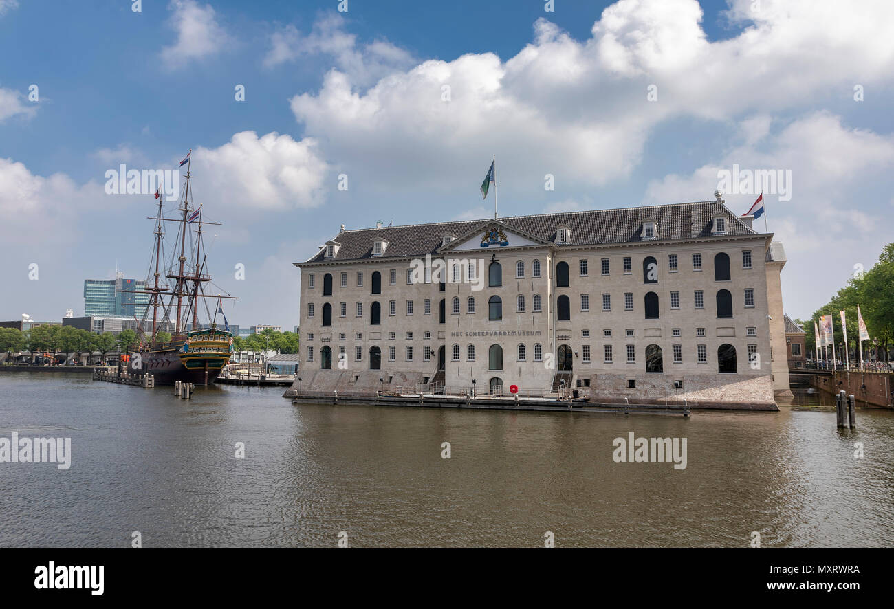 AMSTERDAM, Pays-Bas - 30 MAI : vue générale de la National Maritime Museum (en néerlandais : Het Scheepvaartmuseum) à côté du canal Dijksgracht le 30 mai 2018 à Amsterdam, Pays-Bas. Le navire amarré le long du musée est une copie exacte de la célèbre compagnie des Indes perdu pour son voyage inaugural en 1749. Banque D'Images