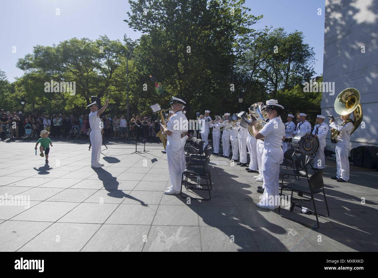 180524-N-PAR095-0383 NEW YORK (24 mai 2018) au nord-est de la bande de la Marine doit effectuer à Washington Square Park lors de la Fleet Week New York (FWNY), le 24 mai 2018. Maintenant dans sa 30e année FWNY est le lieu de célébration traditionnelle de la mer services. C'est une occasion unique pour les citoyens de New York et la région des trois états pour répondre marins, marines et gardes côte, ainsi que de constater par moi-même les dernières capacités des services maritimes d'aujourd'hui. (U.S. Photo par marine Spécialiste de la communication de masse de la classe 3e Maria I. Alvarez/relâché). () Banque D'Images