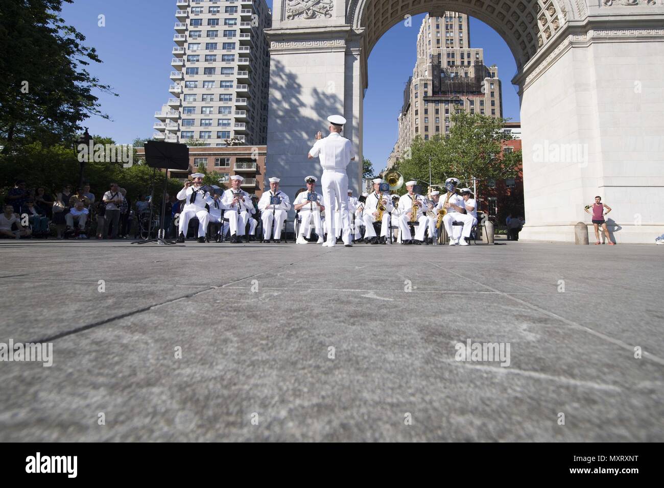 180524-N-PAR095-0293 NEW YORK (24 mai 2018) au nord-est de la bande de la Marine doit effectuer à Washington Square Park lors de la Fleet Week New York (FWNY), le 24 mai 2018. Maintenant dans sa 30e année FWNY est le lieu de célébration traditionnelle de la mer services. C'est une occasion unique pour les citoyens de New York et la région des trois états pour répondre marins, marines et gardes côte, ainsi que de constater par moi-même les dernières capacités des services maritimes d'aujourd'hui. (U.S. Photo par marine Spécialiste de la communication de masse de la classe 3e Maria I. Alvarez/relâché). () Banque D'Images