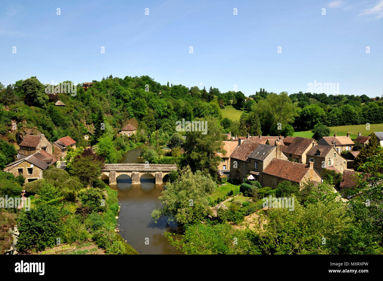 Saint-Ceneri-le-Gerei (Normandie, nord-ouest de la France). Le vieux pont sur la rivière Sarthe et le village de la région des Alpes Mancelles étiqueté Banque D'Images