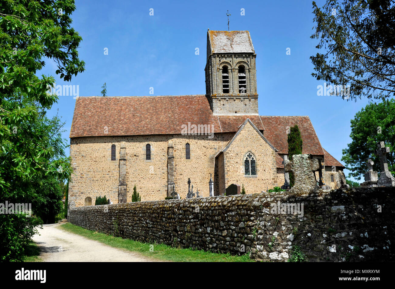 Saint-Ceneri-le-Gerei (Normandie, nord-ouest de la France). Église romane et cimetière du village de la région des Alpes Mancelles nommé un des th Banque D'Images