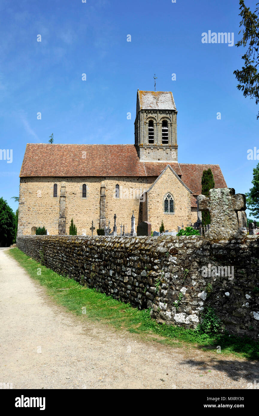 Saint-Ceneri-le-Gerei (Normandie, nord-ouest de la France). Église romane et cimetière du village de la région des Alpes Mancelles nommé un des th Banque D'Images