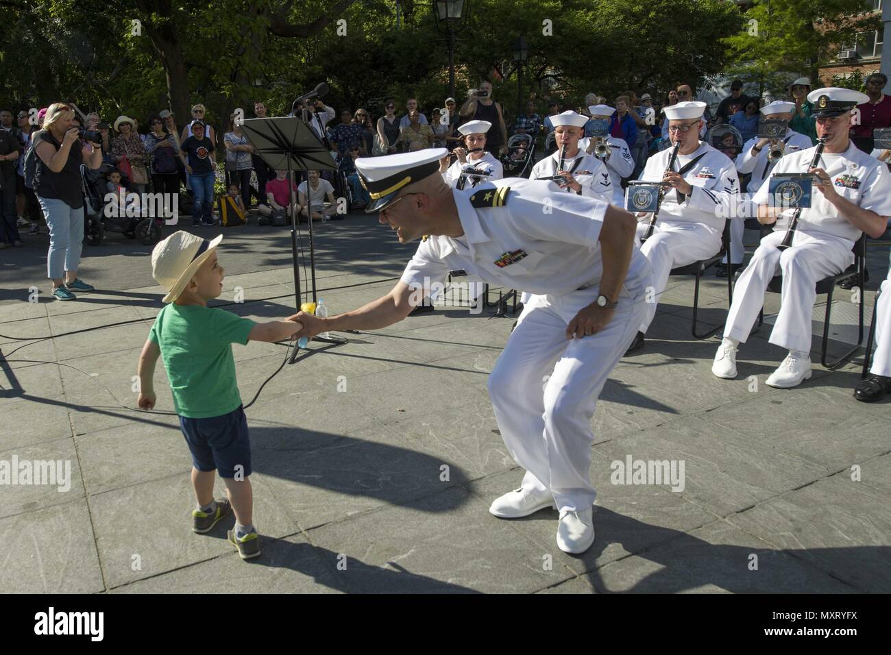 180524-N-PAR095-0353 NEW YORK (24 mai 2018) Le Lieutenant Joel Borrelli-Boudreau secoue la main d'un jeune garçon au cours de la nord-est de la bande marine performance à Washington Square Park lors de la Fleet Week New York (FWNY), le 24 mai 2018. Maintenant dans sa 30e année FWNY est le lieu de célébration traditionnelle de la mer services. C'est une occasion unique pour les citoyens de New York et la région des trois états pour répondre marins, marines et gardes côte, ainsi que de constater par moi-même les dernières capacités des services maritimes d'aujourd'hui. (U.S. Photo par marine Spécialiste de la communication de masse de la classe 3e Maria I. Alv Banque D'Images