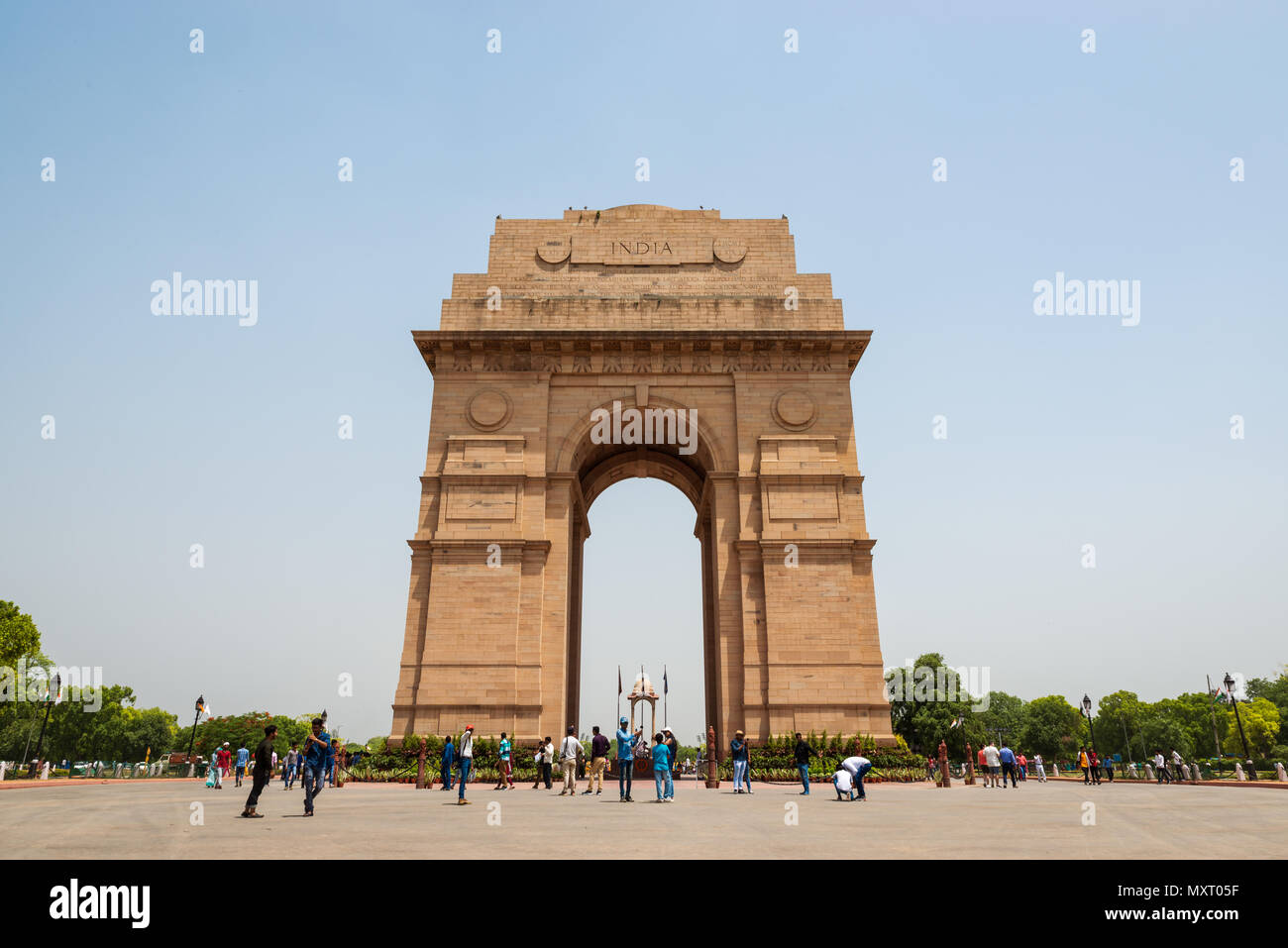 NEW DELHI, INDE - CIRCA AVRIL 2017 : les touristes visitant la porte de l'Inde. La porte de l'Inde est un monument de guerre pour les soldats qui sont morts pendant la Première Guerre mondiale. Banque D'Images