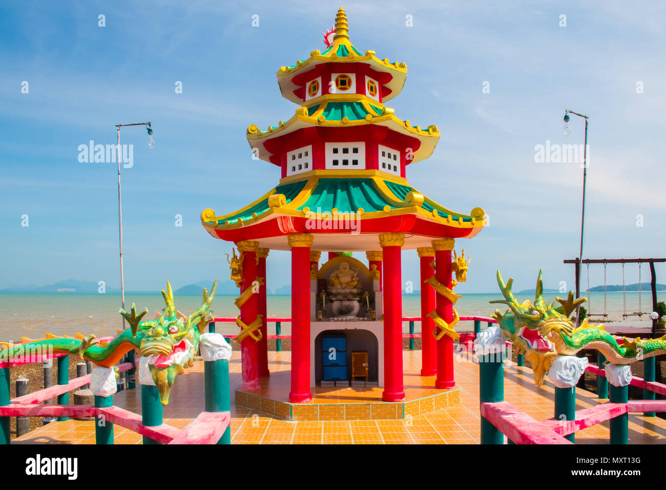 Temple chinois coloré dans la vieille ville de Koh Lanta, Krabi, Thaïlande Banque D'Images