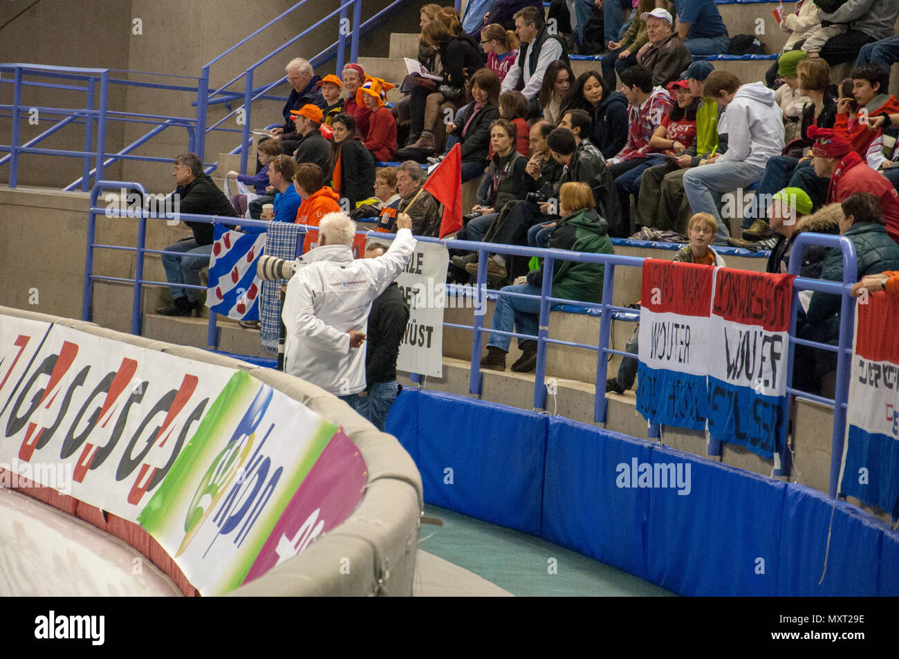 Photographe de sports et des spectateurs à l'ensemble du monde Championnats. L'Anneau olympique de patinage de vitesse, Université de Calgary, Calgary, Alberta, Canada. 19 Banque D'Images