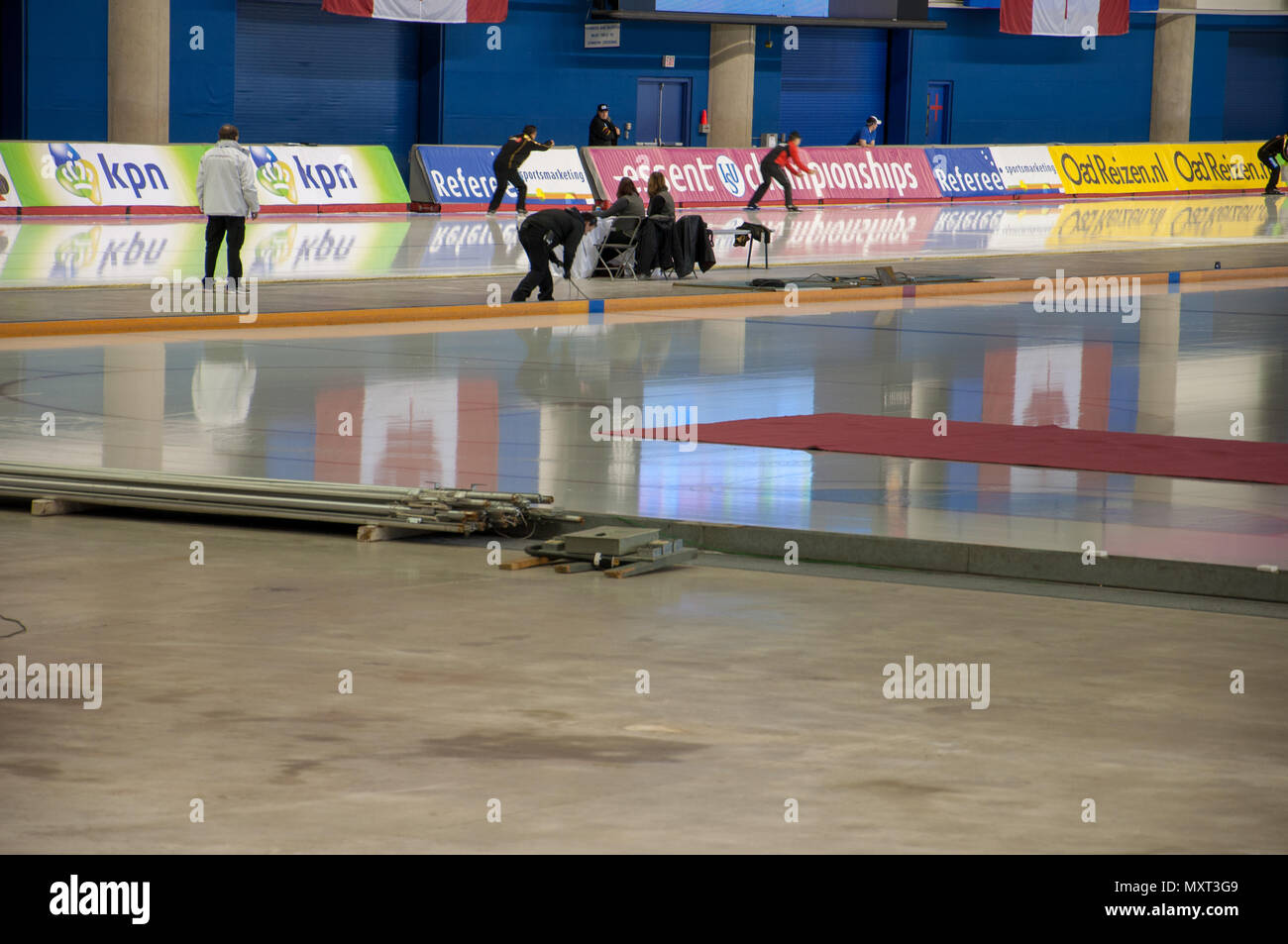 Les préparatifs d'une épreuve de la Coupe du monde. L'Anneau olympique de patinage de vitesse, Université de Calgary, Calgary, Alberta, Canada. Hiver 1988 site olympique. Banque D'Images