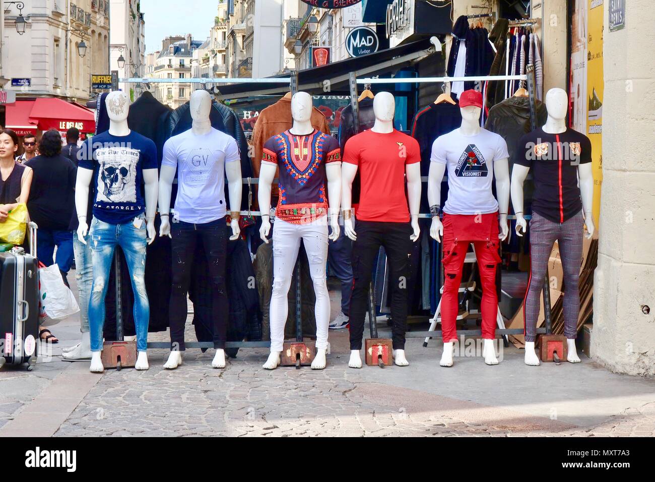 Paris, France. Lumineuse, ensoleillée chaude journée de printemps, Six mannequins habillés à l'extérieur d'un magasin de vêtements pour hommes dans les Halles. Mai 2018. Banque D'Images