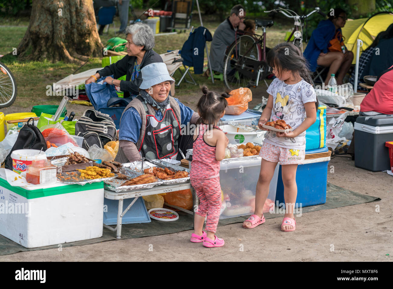 Thai Food Market en parc public , Preussenpark, Berlin, Allemagne Thai Food Market en parc public , Preussenpark, Berlin, Allemagne Banque D'Images